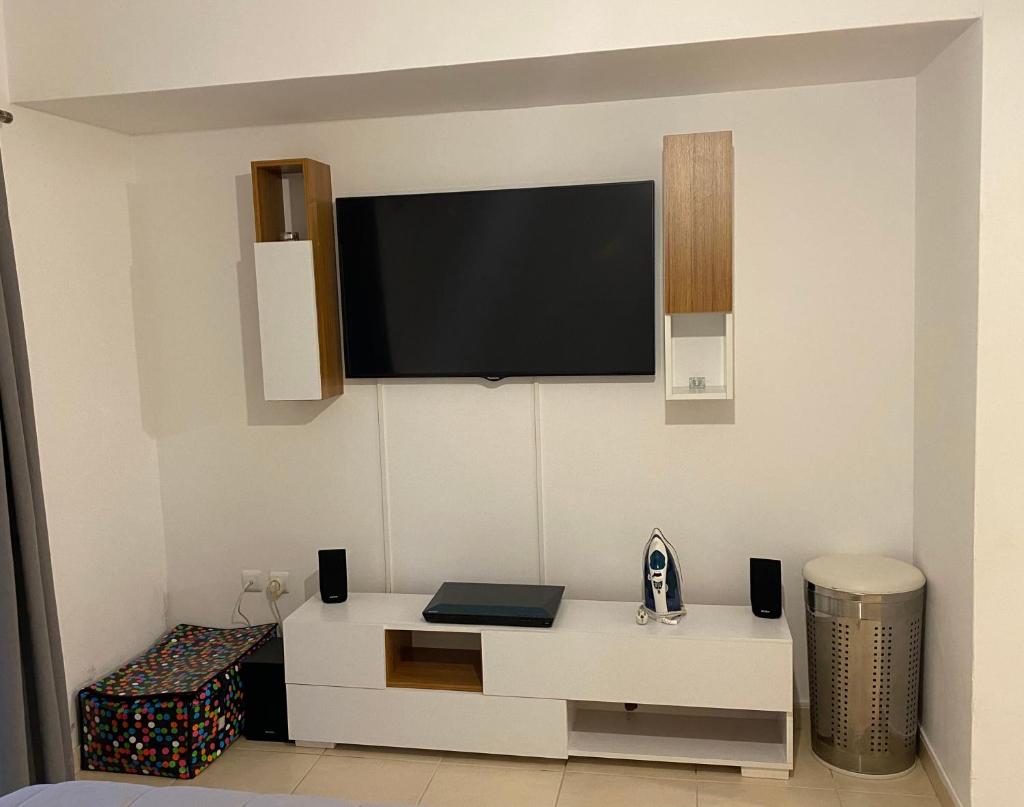 Jacuzzi studio close to athens airport!! - Tap to explore photos