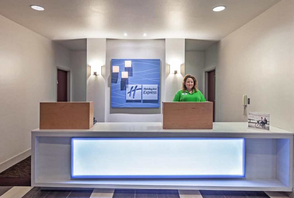 Holiday Inn Express Hotel and Suites Shreveport South Park Plaza, an IHG Hotel photo 2