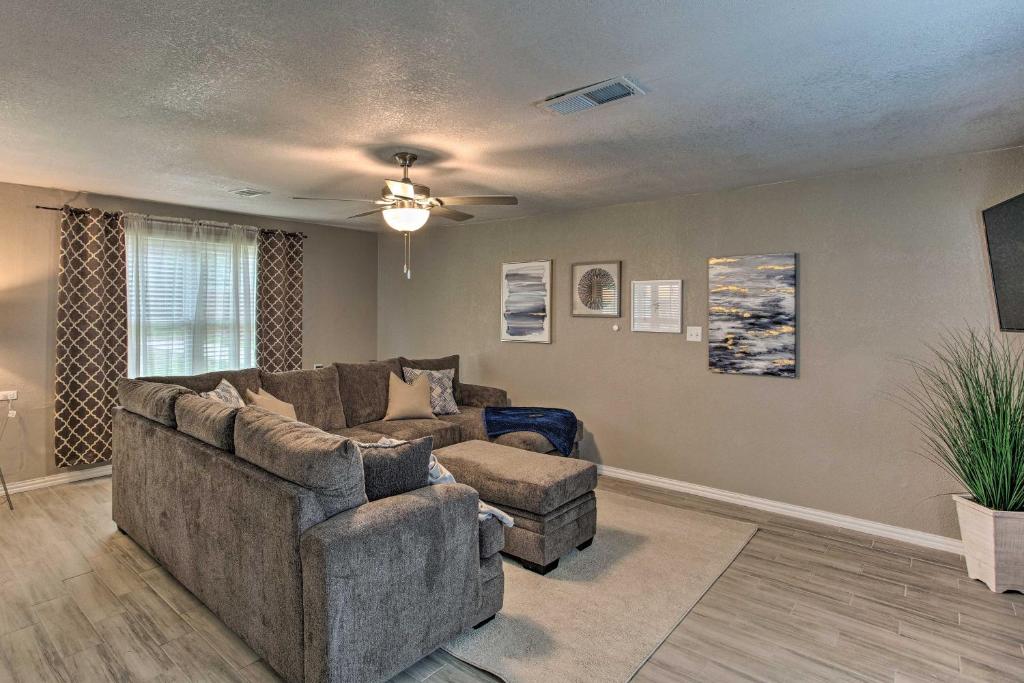 Modern Family Home with Yard Less Than 1Mi to Cowboys Stadium photo 3