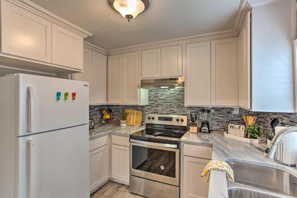 Modern Family Home with Yard Less Than 1Mi to Cowboys Stadium photo 2