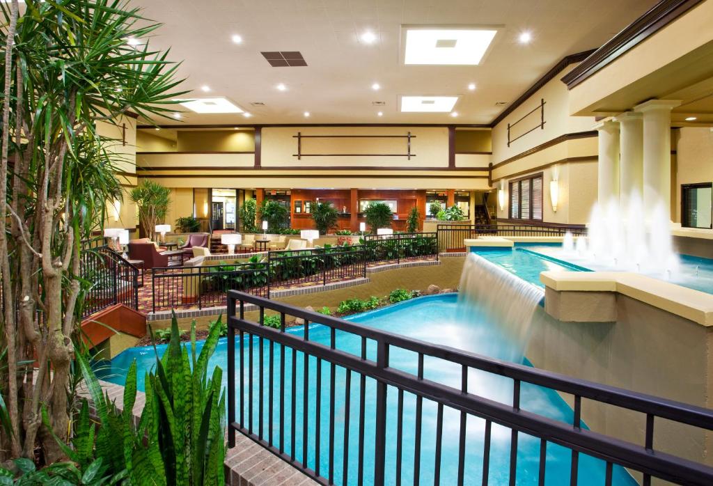 Holiday Inn Hotel & Suites Cincinnati - Eastgate, an IHG Hotel image