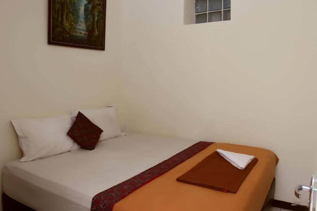 Bantal Guling Villa Bandung - Tap to explore photos