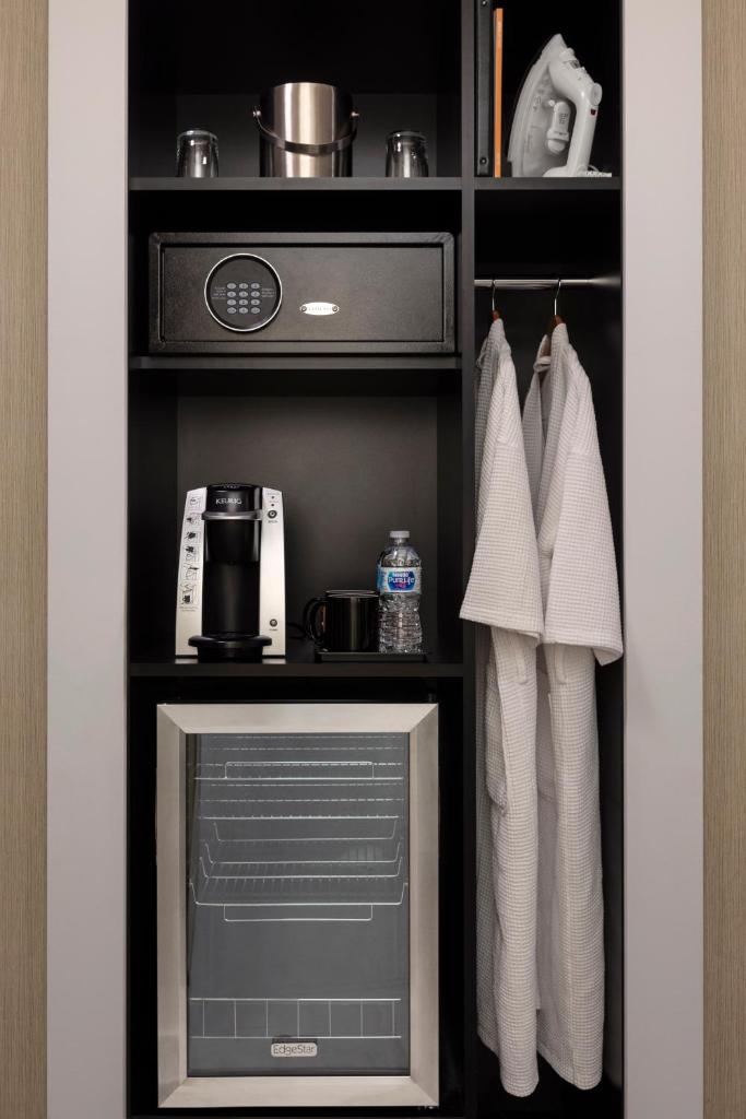 Executive Hotel Pacific Room Type - Superior King 