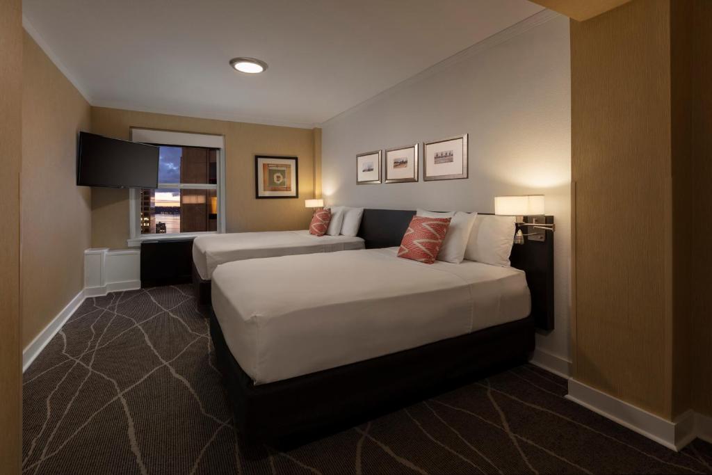 Семейный (Corner Two Queens), Executive Hotel Pacific