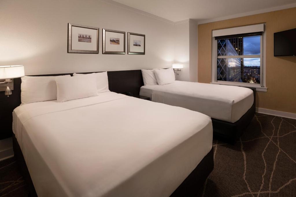 Семейный (Улучшенный номер с 2 двуспальными кроватями), Executive Hotel Pacific