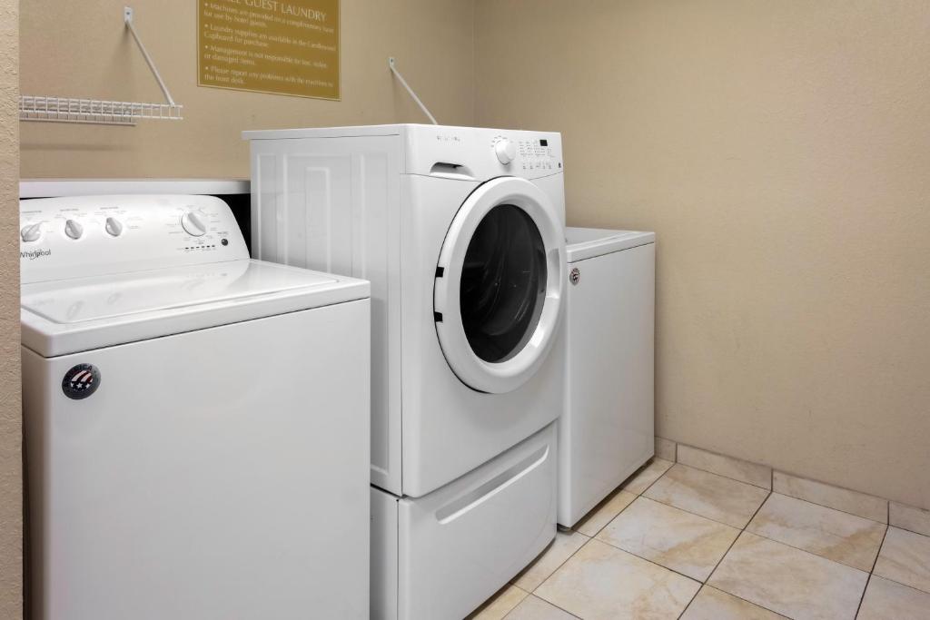Candlewood Suites Warner Robins, an IHG Hotel photo 2