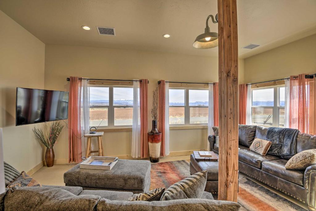Unique Mountain Escape with Views Family Friendly! photo 4