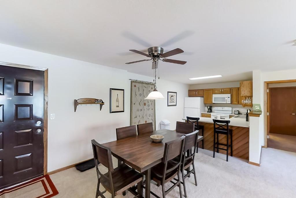 Buffalo Village Condo & Treetop Hideaway photo 4