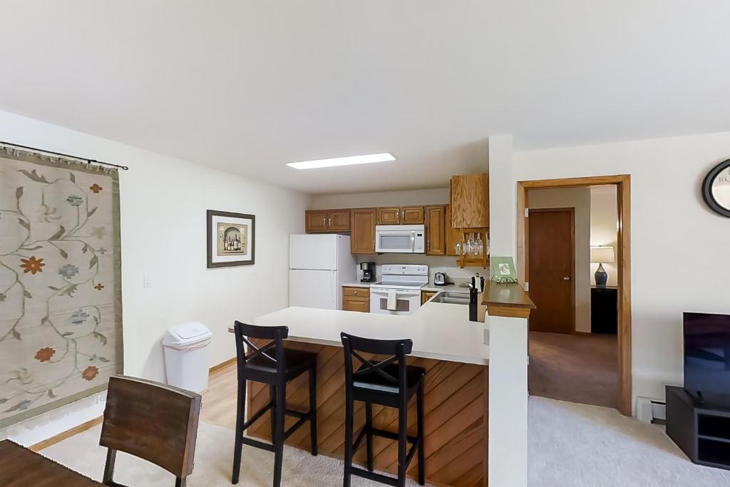 Buffalo Village Condo & Treetop Hideaway photo 3