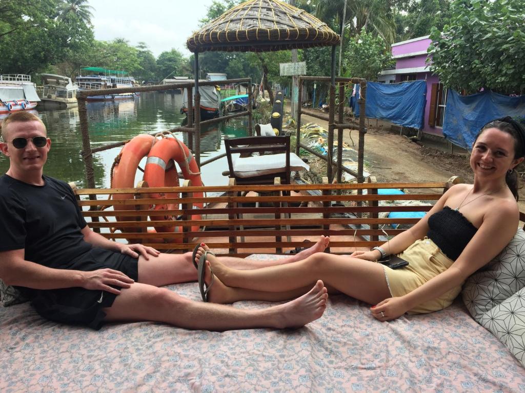 Thara's Houseboat photo 3