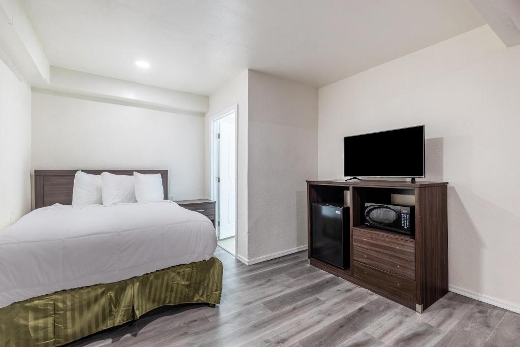Econo Lodge image