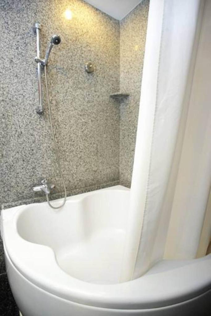 Двухместный (Улучшенный двухместный номер с 1 кроватью), Отель Majestic Suites