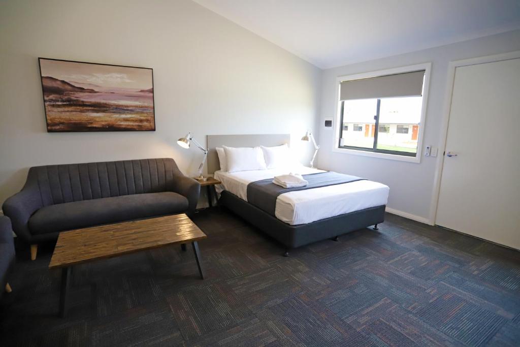 Eastend Studio Apartments photo 1