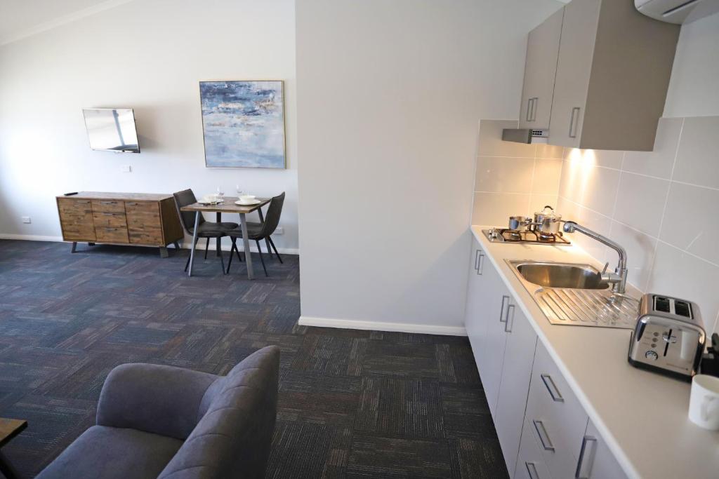 Eastend Studio Apartments photo 2