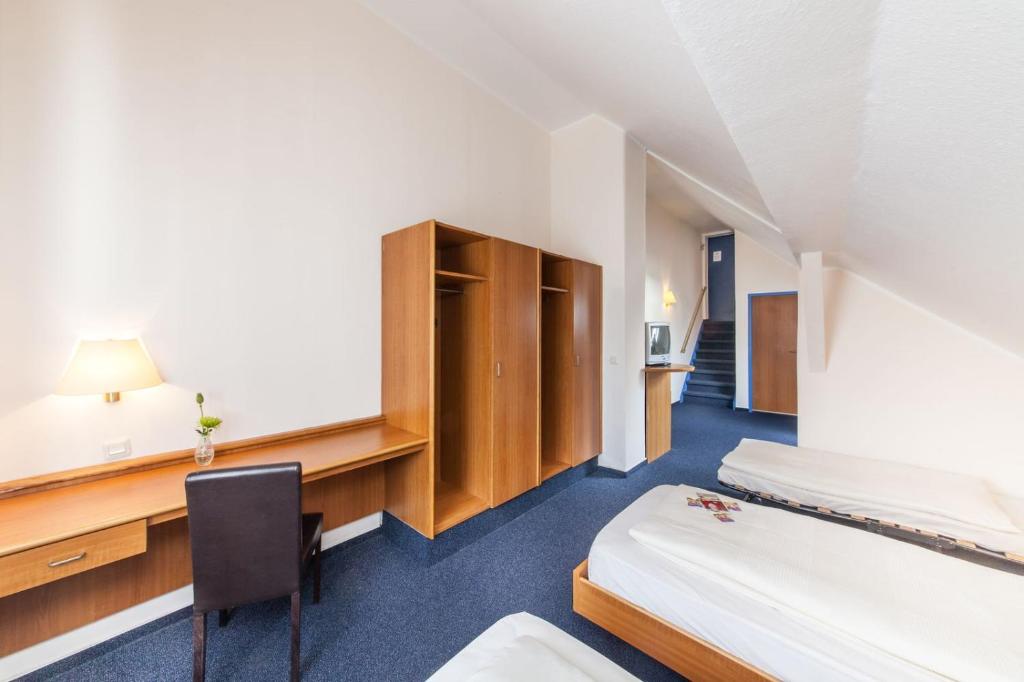 Трехместный (Трехместный номер с основными удобствами), Hotel Antares Düsseldorf