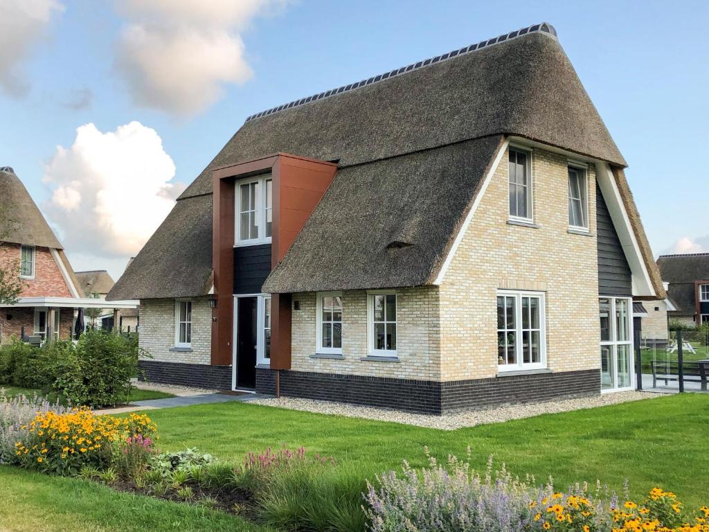 Thatched villa with lounge set, right at the water photo 1