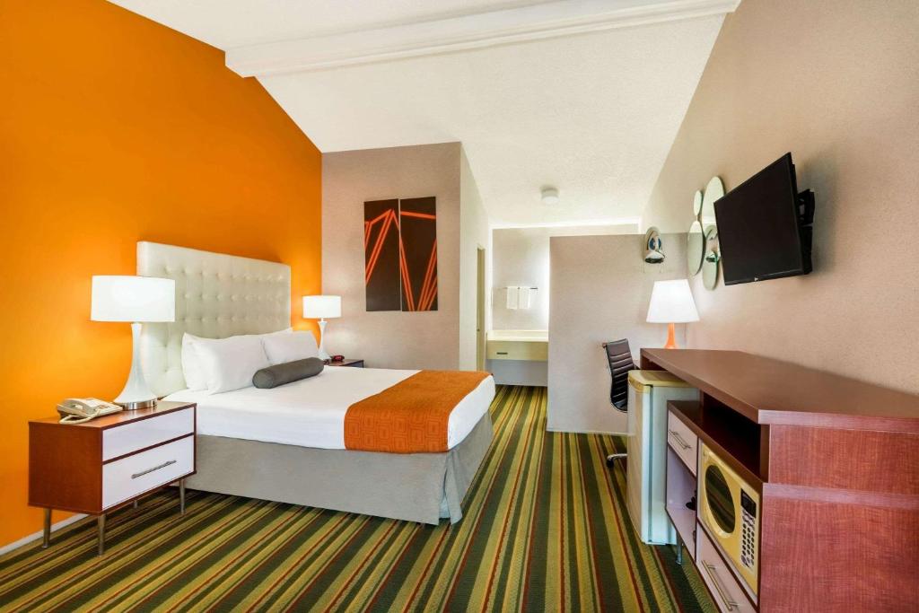 Howard Johnson by Wyndham Phoenix Airport/Downtown Area image