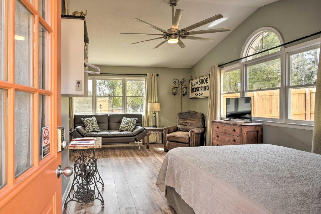 Studio with Patio- Walk to Hikes, Sights and Bites photo 3