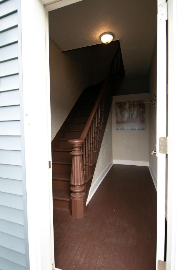 Spacious Rustic Downtown Market St 1 Bedroom Apt, Sleeps Up to 5, Steps to Honeywell & Eagles Theatre photo 2