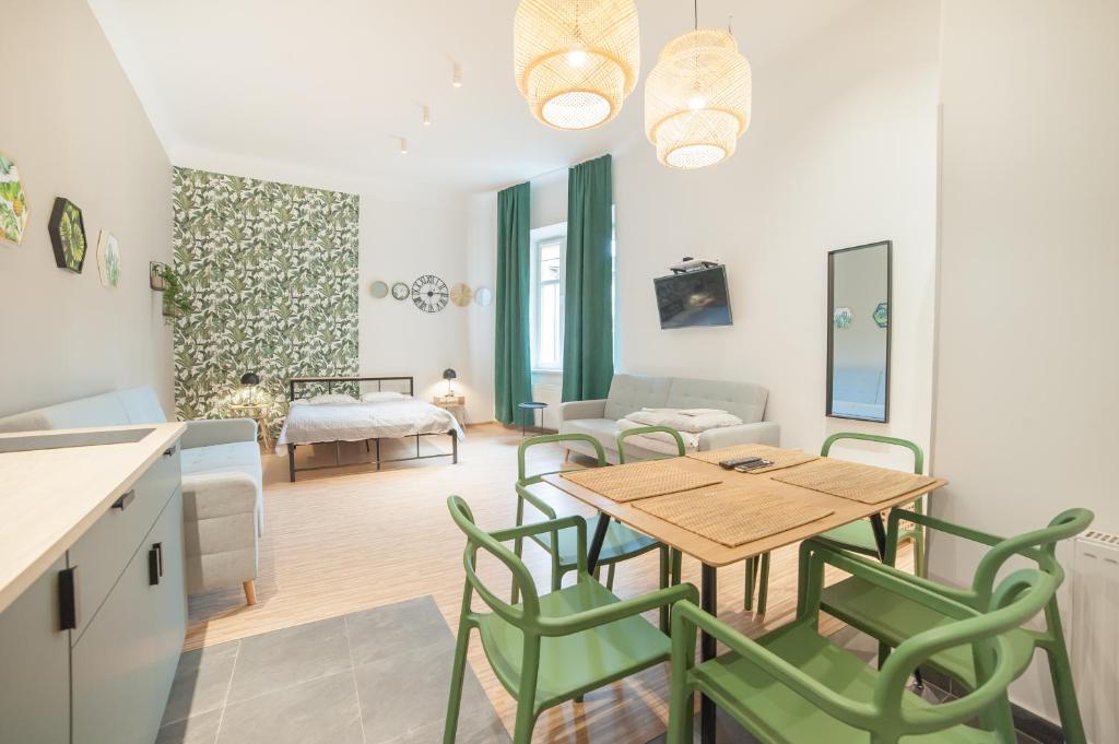 Апартаменты (Апартаменты с 1 спальней и собственной ванной комнатой), Dizzy Daisy Hostel