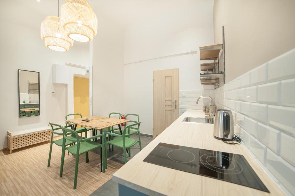 Апартаменты (Апартаменты с 1 спальней и собственной ванной комнатой), Dizzy Daisy Hostel