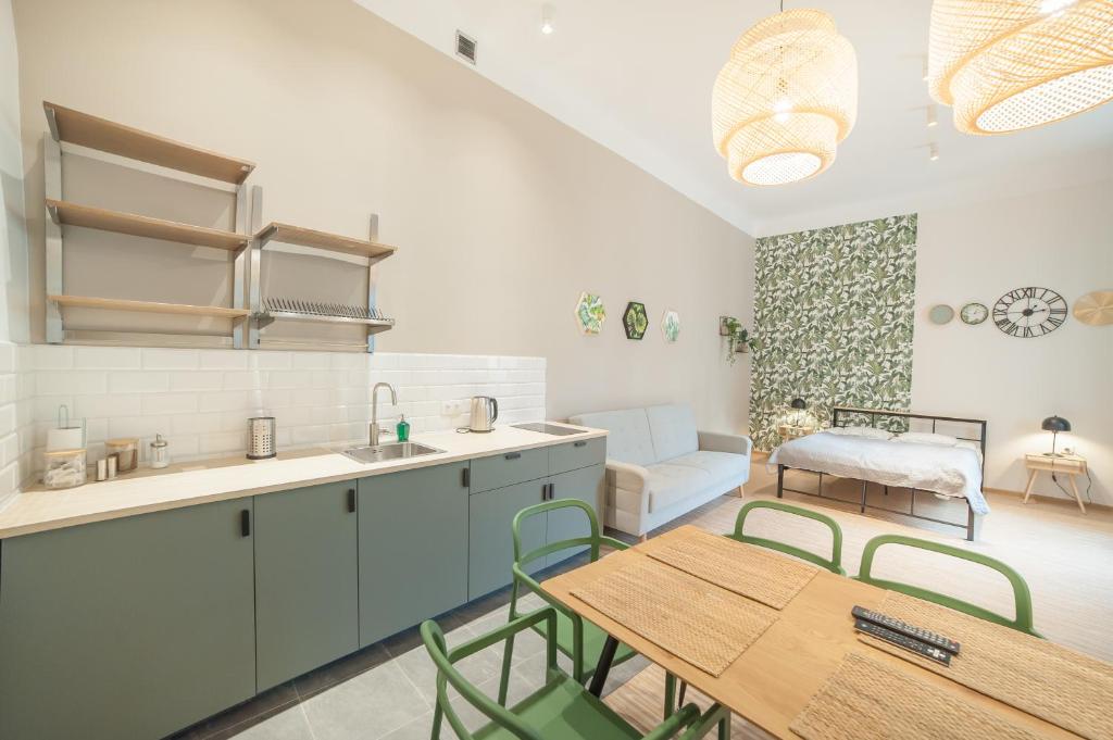 Апартаменты (Апартаменты с 1 спальней и собственной ванной комнатой), Dizzy Daisy Hostel