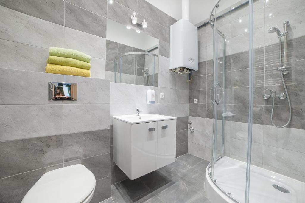 Апартаменты (Апартаменты с 1 спальней и собственной ванной комнатой), Dizzy Daisy Hostel