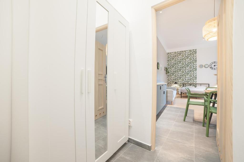 Апартаменты (Апартаменты с 1 спальней и собственной ванной комнатой), Dizzy Daisy Hostel
