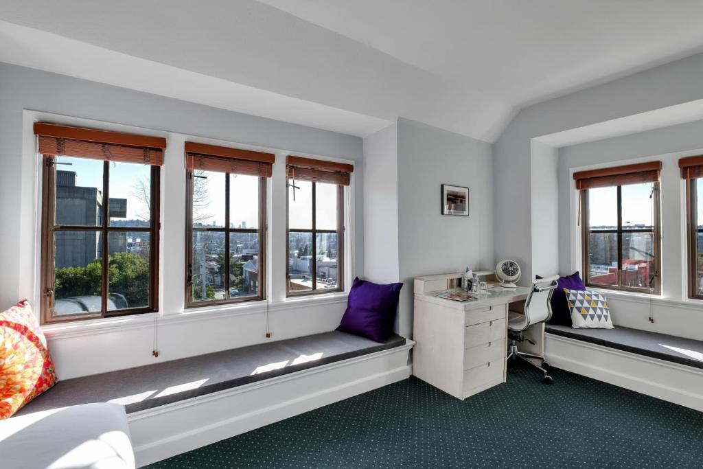 Двухместный (Premium Double Room - Two Queen Beds, Private Bathroom), College Inn Hotel