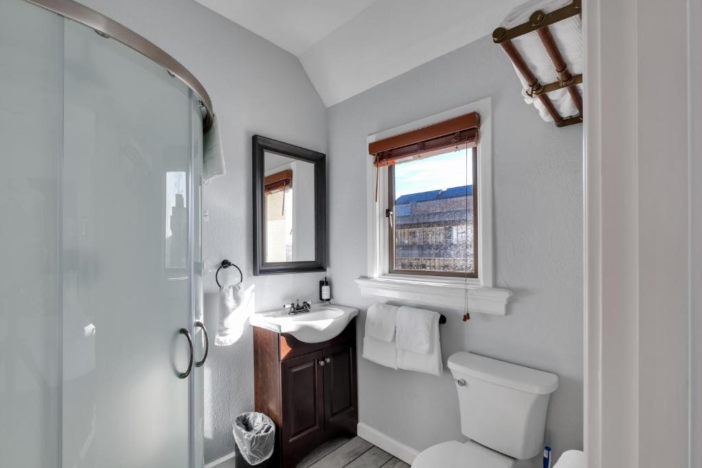 Двухместный (Premium Room - One Queen Bed, Private Bathroom), College Inn Hotel