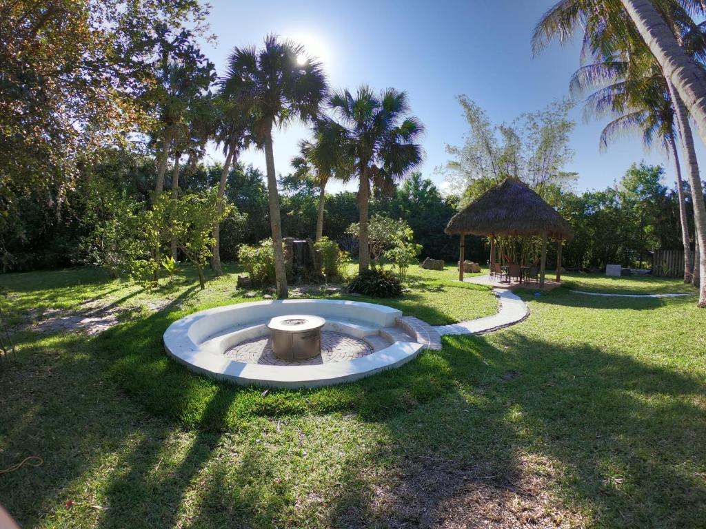 JUPITER WATERFALLS - NEWLY UPDATED - TIKI HUT, FIRE PIT, KITCHEN, POOL HEATER and MORE image