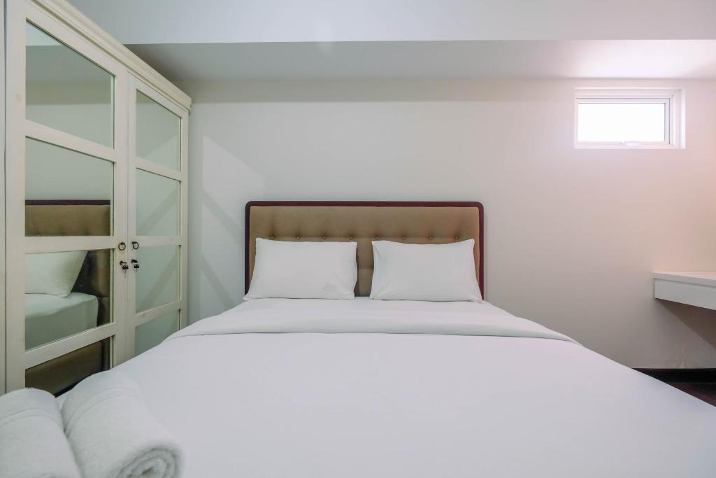 Spacious and Modern 2BR Springlake Summarecon Bekasi Apartment By Travelio photo 1