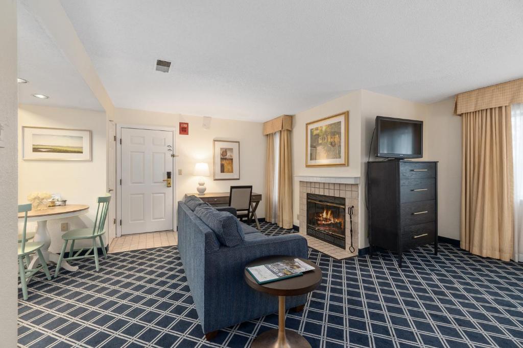 Residences at Daniel Webster - Tap to explore photos