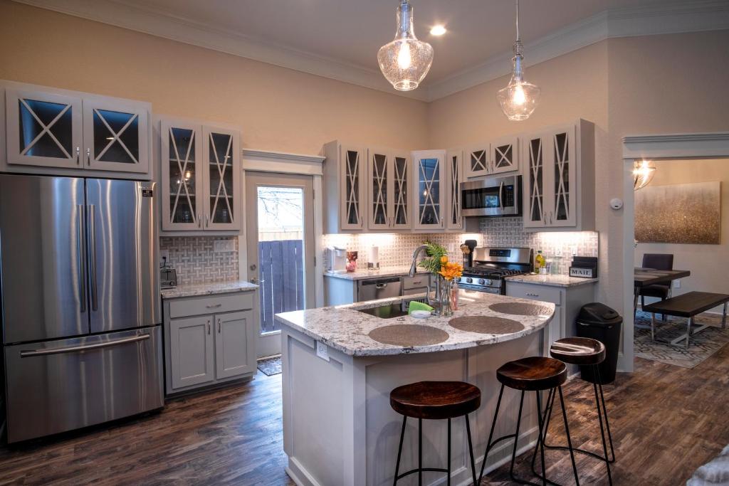 Brand NEW Large Impressive House Near Downtown! image