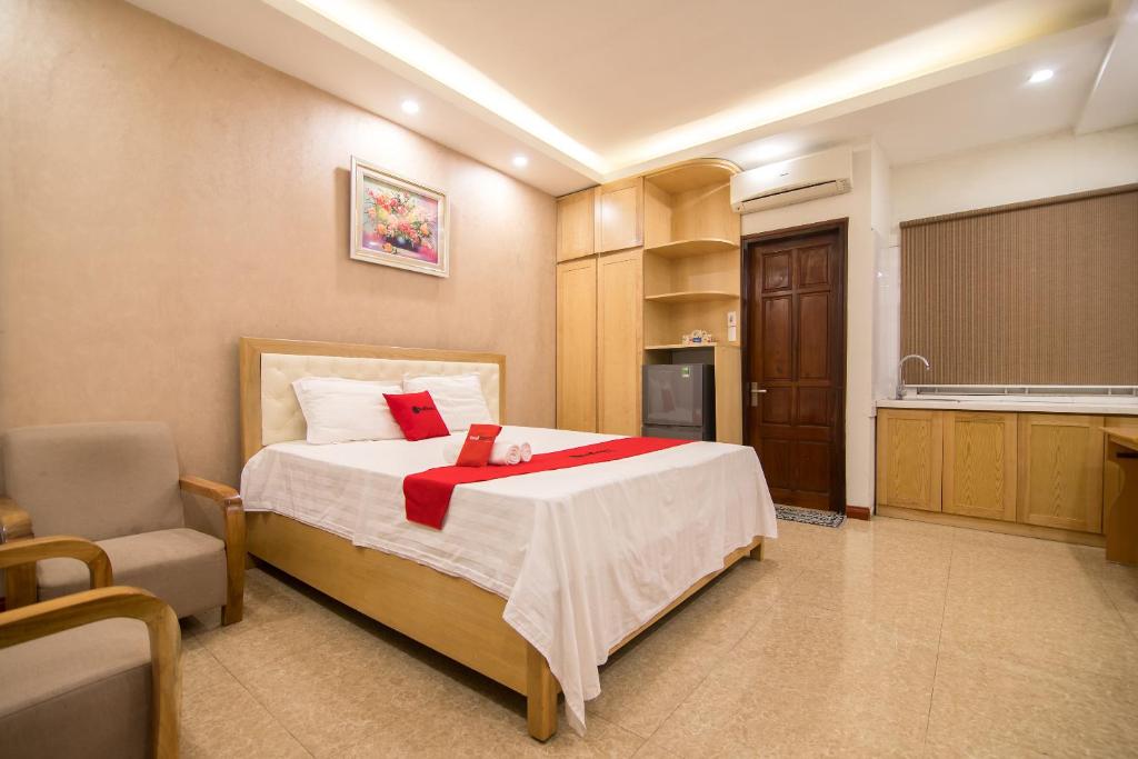 Двухместный (Улучшенный двухместный номер с 1 кроватью), RedDoorz near Big C Thang Long