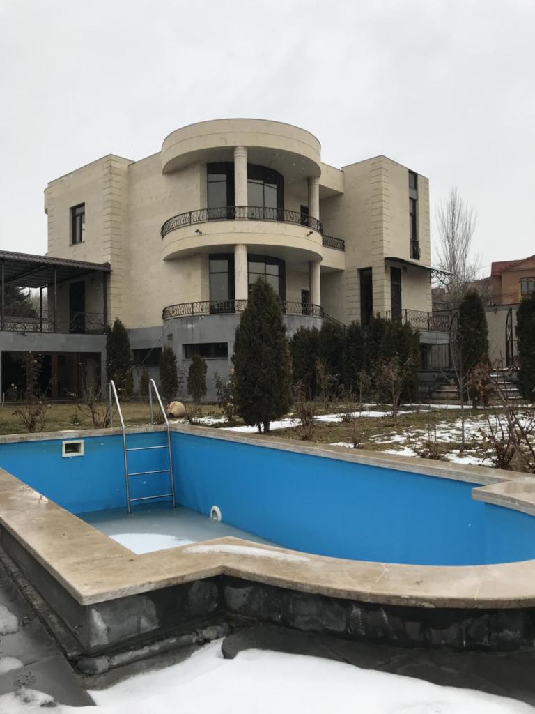White Luxury Villa With Swimming Pool In City Center photo 3