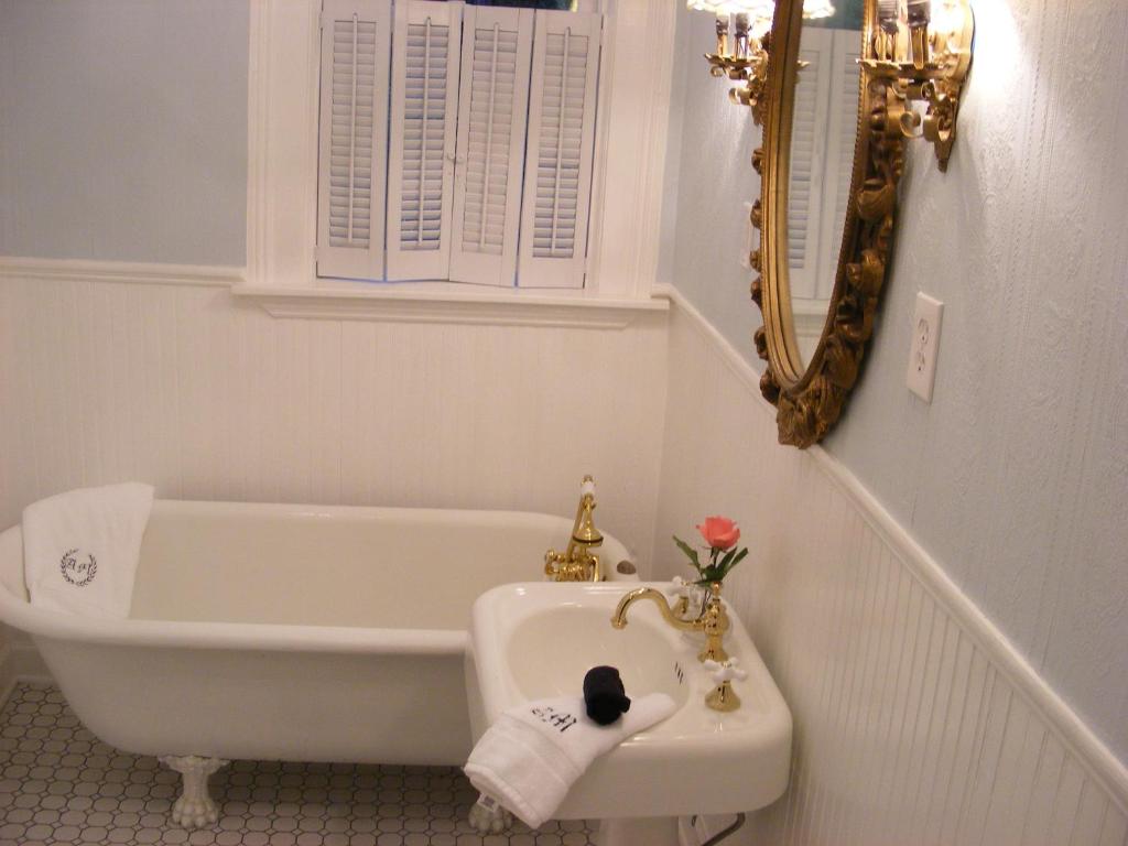 Adair Manor Bed & Breakfast photo 2