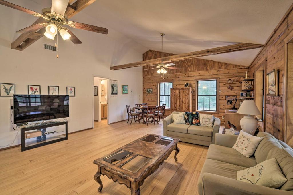 Secluded Texas Getaway with 25 Acres and Private Yard photo 2