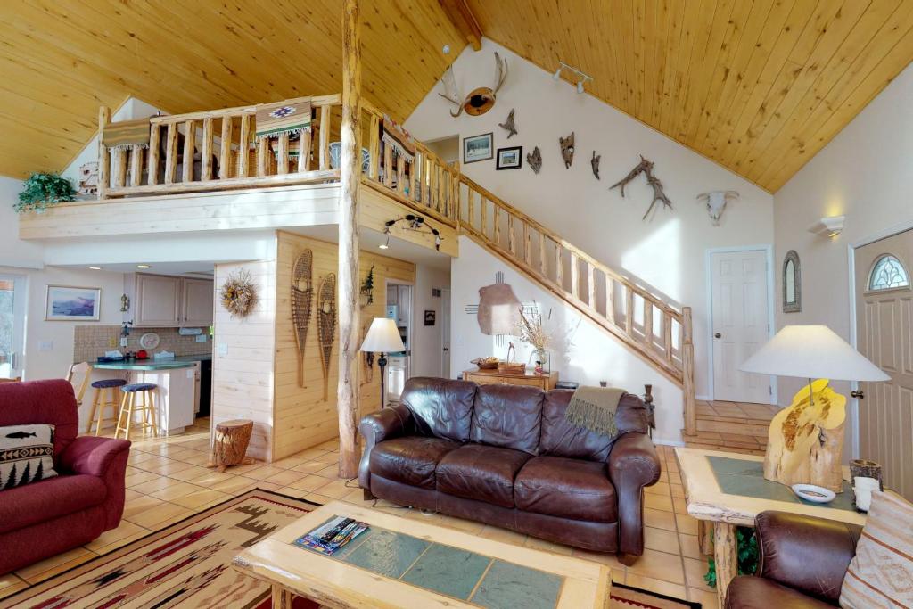 Creekside (upper level) photo 2