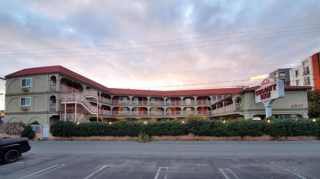 Colony Inn image
