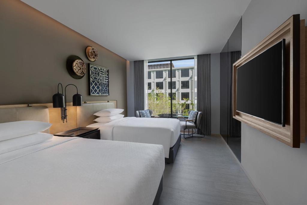 Двухместный (Улучшенный номер с 2 двуспальными кроватями), Four Points by Sheraton Phuket Patong Beach Resort