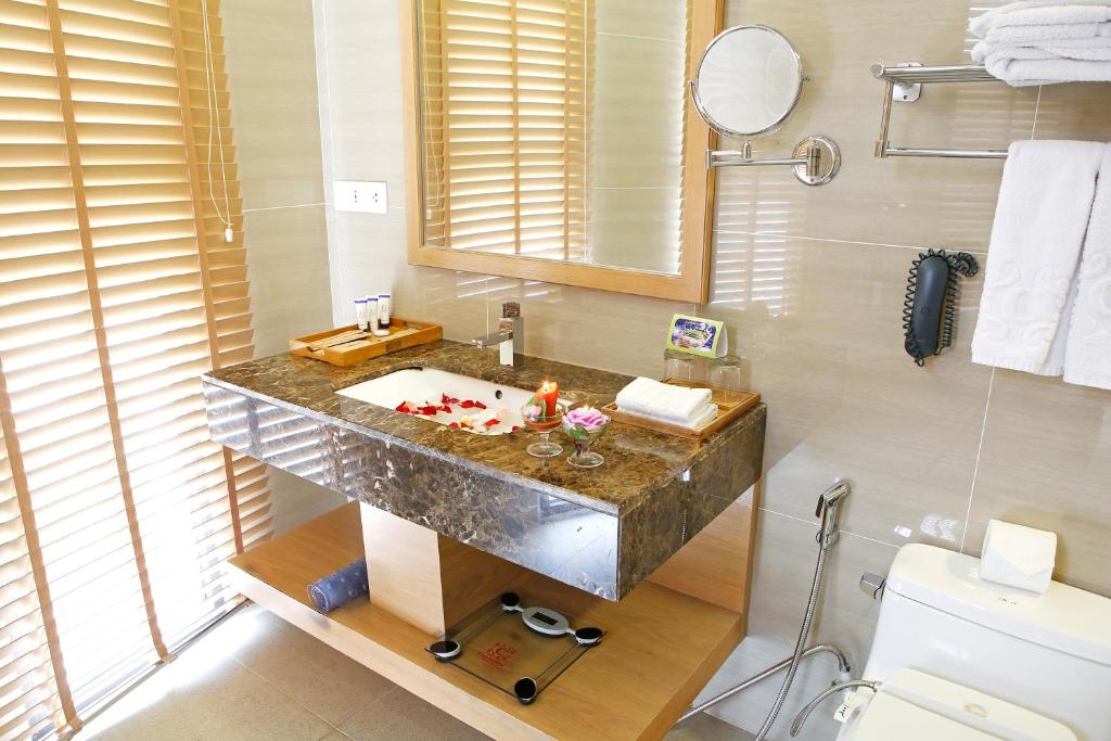 Трехместный (Двухместный люкс с 1 кроватью и видом на город), Ciao Saigon Hotel & Spa