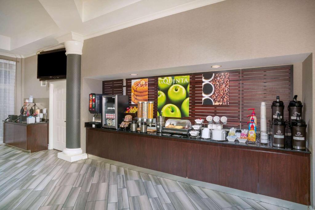 La Quinta by Wyndham St. Louis Westport photo 3