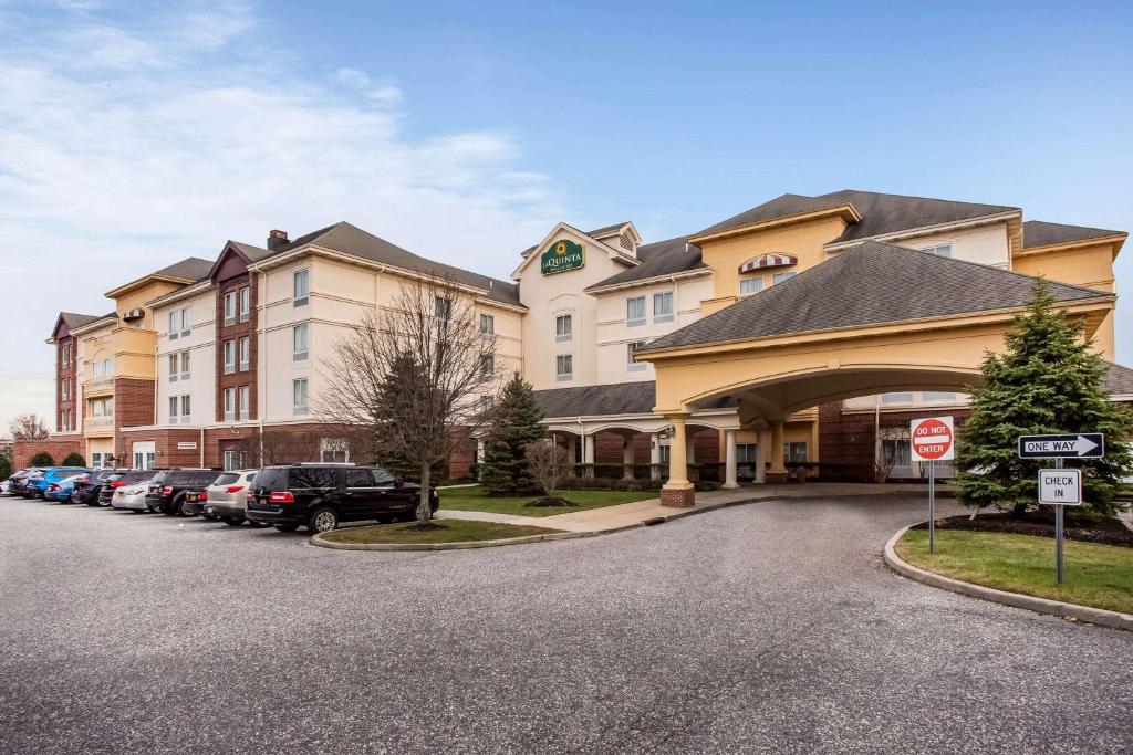La Quinta Inn & Suites by Wyndham Islip - MacArthur Airport image