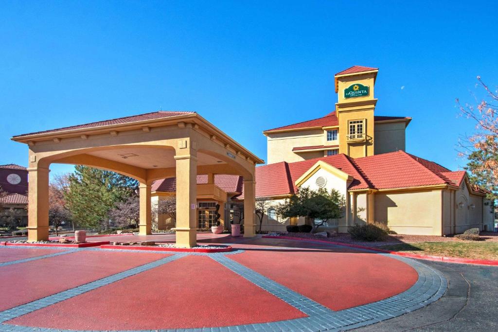 La Quinta Inn & Suites by Wyndham Albuquerque West image