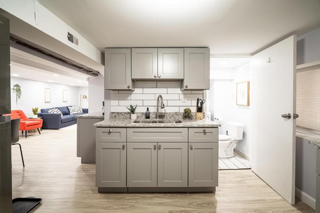 Апартаменты (Апартаменты с 2 спальнями), Bright and Cozy 2BR Condo in Logan Square!