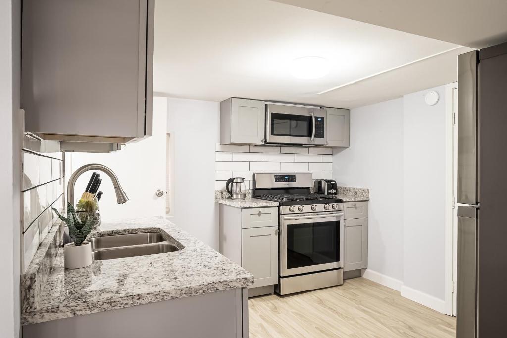 Апартаменты (Апартаменты с 2 спальнями), Bright and Cozy 2BR Condo in Logan Square!