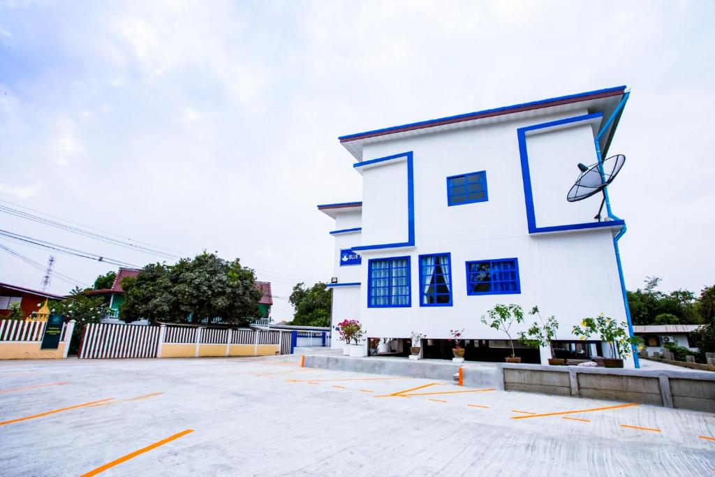 Blue House photo 2