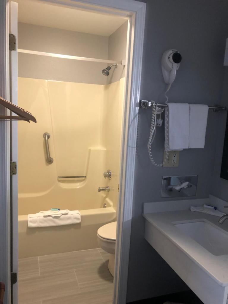 Adams Inn and Suites photo 4