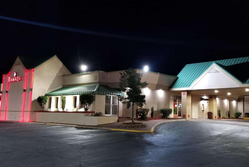 Ramada by Wyndham & Suites Warner Robins image